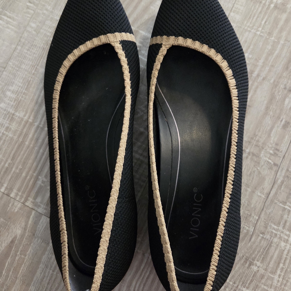 Vionic Women's Black and Beige Flats-NWOT 8.5